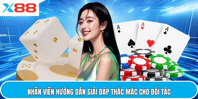 Nhân viên hướng dẫn giải đáp thắc mắc cho đối tác